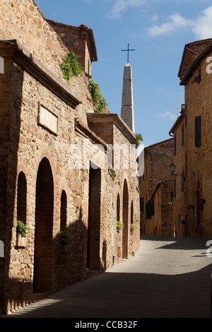 Il vecchio strette strade medievali di Montisi nel sud della Toscana, Italia. Foto Stock