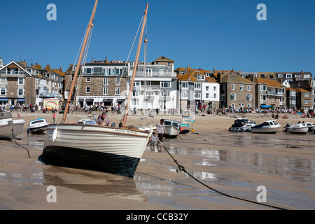 St Ives "Jumbo" di legno tradizionale barca da pesca in St Ives REGNO UNITO. Foto Stock