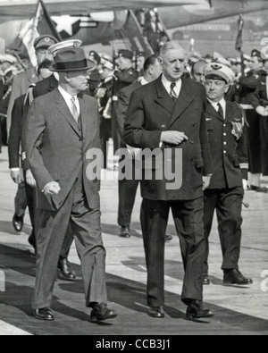 DWIGHT D. Eisenhower (a sinistra) è soddisfatta dal Presidente Charles de Gaulle in occasione di una visita in Francia circa 1960 Foto Stock