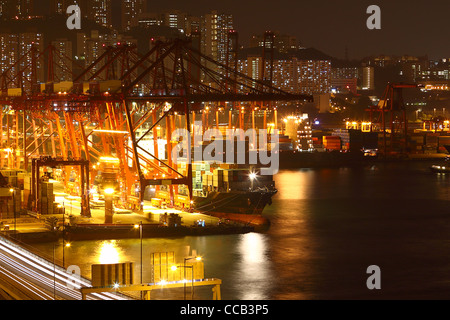 Terminale per container di notte in città Foto Stock