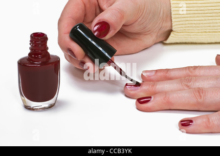 Fingernägel werden mit rotem Nagellack lackiert | pittura dito unghie con rosso smalto per unghie Foto Stock