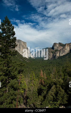 'Tunnel' vista Yosemite Valley con El Capitan, Bridalveil Falls & Half Dome. Parco Nazionale di Yosemite in California, Stati Uniti d'America Foto Stock