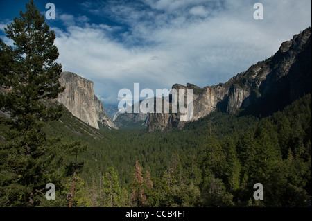 'Tunnel' vista Yosemite Valley con El Capitan, Bridalveil Falls & Half Dome. Parco Nazionale di Yosemite in California, Stati Uniti d'America Foto Stock