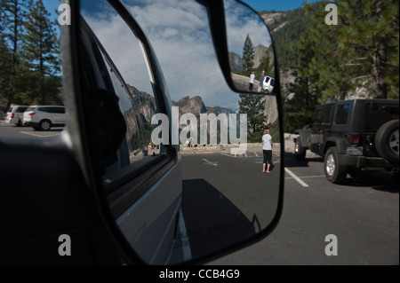 I turisti a 'tunnel' vista Yosemite Valley con El Capitan di Bridalveil e cade nel Parco Nazionale di Yosemite in California, Stati Uniti d'America Foto Stock