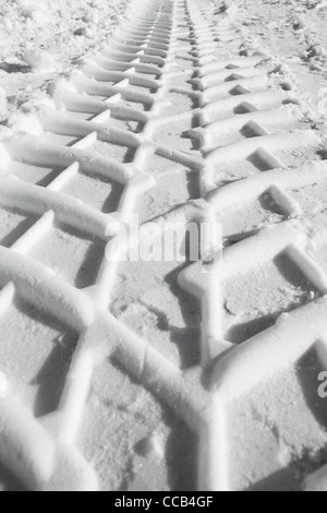 Tracce di pneumatici stampe di pattern nella neve Foto Stock