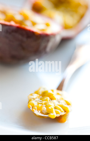 Freschi e deliziosi frutti della passione a metà. Studio shot. Foto Stock