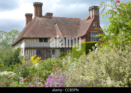 La lunga frontiera e casa di Great Dixter all'inizio dell'estate. Foto Stock