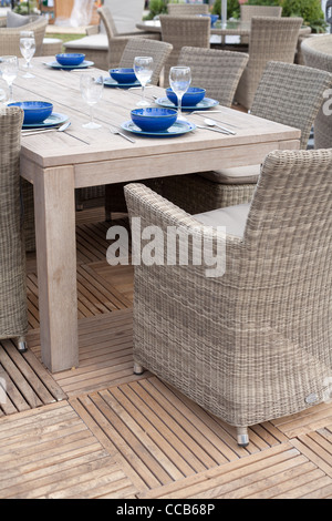 Il tavolo da pranzo sul ponte patio. Foto Stock