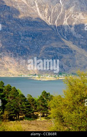 Superiore di Loch Torridon,Torridon Village,montagne,Beinn Alligan 985m,Beinn Dearg 914m,Liathach 1024m,Wester Ross,Highlands,Scozia Scotland Foto Stock