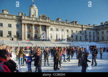 In inverno il pattinaggio su ghiaccio presso la Somerset House, Londra Foto Stock