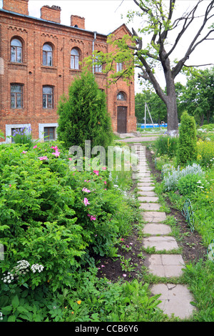 Corsia nel parco vicino a old-time building Foto Stock