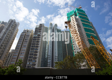 Più in corso di costruzione di fronte di salita di alta densità hi strettamente impaccate edifici appartamento hong kong RAS di Hong kong cina asia Foto Stock