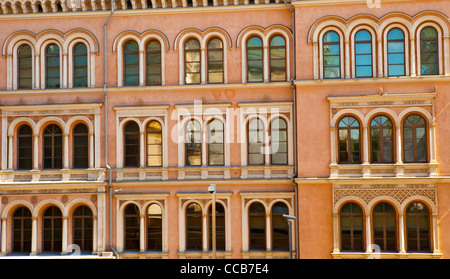 Bella file di Windows su un vecchio edificio nella città di Helsinki, Finlandia Foto Stock