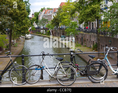 Canale verde in Utrecht, Paesi Bassi. Case, biciclette e cantina tipica pontili. Foto Stock