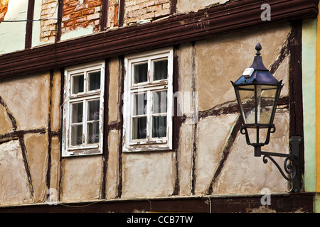 Vecchie finestre in legno su un fatiscente casa in legno e muratura nell'UNESCO città tedesca di Quedlinburg in Sassonia Anhalt, Germania Foto Stock