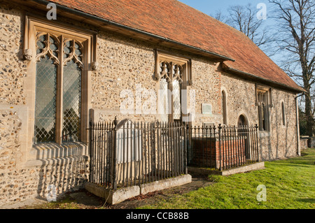 Chiesa di tutti i santi, Alta Laver, Essex, Inghilterra che mostra la tomba del filosofo inglese John Locke. Foto Stock