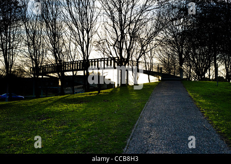 Un moderno ponte pedonale attraverso la A259 a Worthing, West Sussex Foto Stock