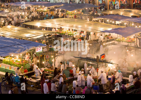 Vista sulla vivace alfresco chioschi in Djemaa el Fna al crepuscolo, Marrakech, Marocco Foto Stock