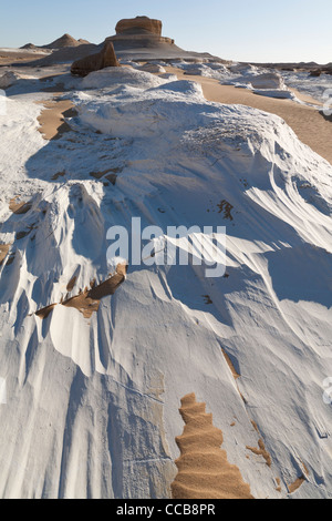 Colpo verticale di bianco calcare intrusion sul bordo del campo yardang Dakhla Oasis Egitto Africa Foto Stock