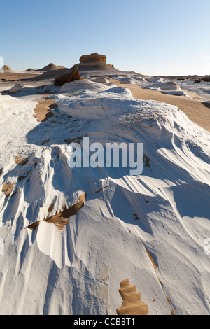 Colpo verticale di bianco calcare intrusion sul bordo del campo yardang Dakhla Oasis Egitto Africa Foto Stock