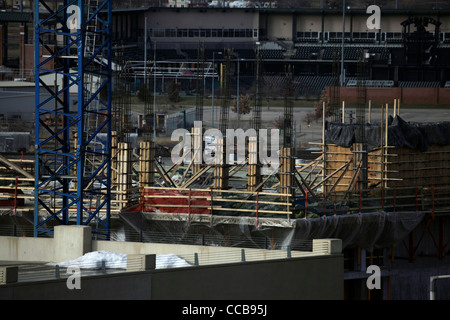 Post-tensionato in calcestruzzo dell'edificio sito, con gru base (in blu). Foto Stock