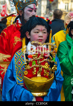 Parigi, Francia, adolescenti cinesi in costumi tradizionali, sfilata nel Carnevale cinese del capodanno in strada, decorazioni di draghi, immigrati in Europa, Carnevale di marcia dei bambini Foto Stock