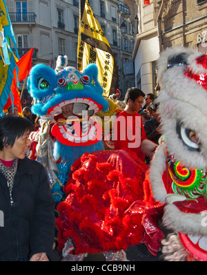Parigi, Francia, folla di persone, ragazzi cinesi con la tradizionale testa del drago, sfilata nel Carnevale cinese di Capodanno in strada nel quartiere di Marais, draghi grandi teste Foto Stock