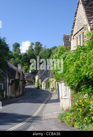 Water Street, nel pittoresco villaggio di Castle Combe, Wiltshire, Inghilterra Foto Stock