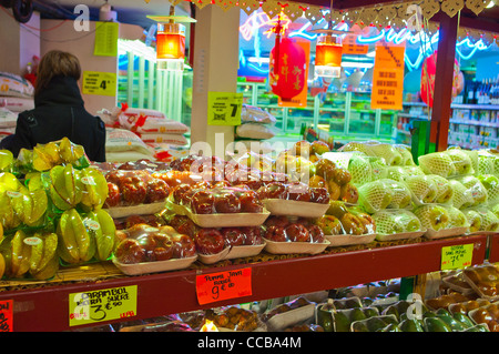 Parigi, Francia, frutta confezionata importata Shopping in frutta nel supermercato Chinatown, alimentari del quartiere asiatico, verdura, plastica per frutta e verdura imballaggio in plastica, cibo confezionato in francia, fruttivendolo all'interno Foto Stock