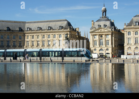 Il tram da Miroir d'Eau, Place de la Bourse, Bordeaux, Francia Foto Stock