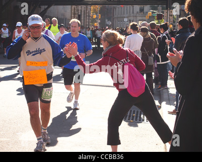 I corridori e spettatori in 2011 New York City Marathon, Bedford Avenue, Brooklyn, New York Foto Stock