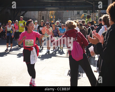 I corridori e spettatori in 2011 New York City Marathon, Bedford Avenue, Brooklyn, New York Foto Stock