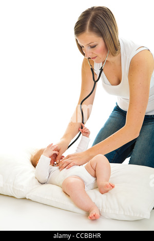 Madre ausculating infant Baby girl su bianco Foto Stock