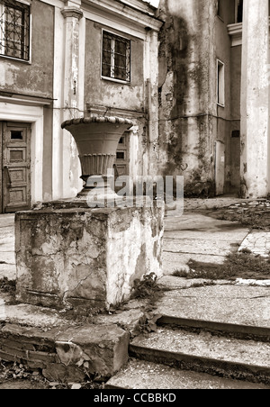Urna decorativo in prossimità di vecchi edifici Foto Stock