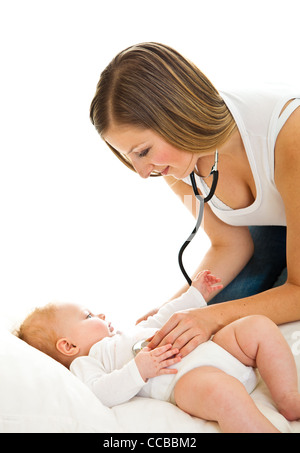 Madre ausculating infant Baby girl su bianco Foto Stock