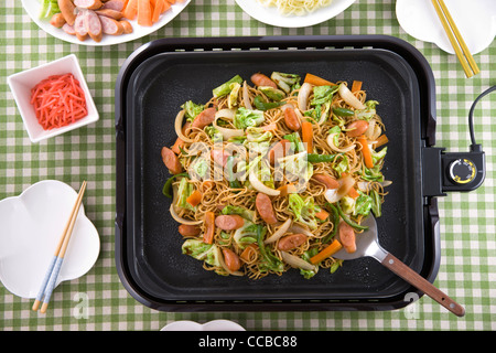 Noodles fritti sulla piastra calda Foto Stock