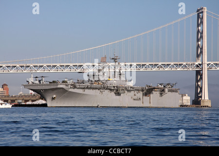 Classe Wasp Amphibious Assault nave USS Bonhomme Richard (LHD-6) ancorato lungo il San Francisco waterfront. Foto Stock