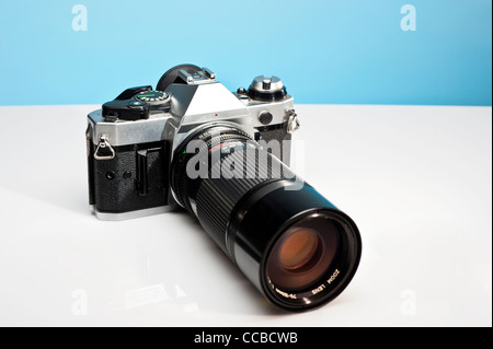Un vecchio film camera con un teleobiettivo con zoom attaccato. Tutti i marchi e i loghi sono state digitalmente rimosso Foto Stock