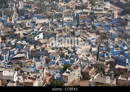 Viste della città blu di Jodhpur, visto da merlature del Forte Mehrangarh, Jodhpur, nel Rajasthan, India. Foto Stock