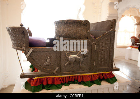 Gallerie attorno Shringar Chowk presentano howdahs elefante e Royal palanquin raccolta, all'interno di Forte Mehrangarh, Jodhpur, India. Foto Stock