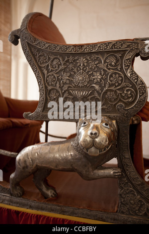 Gallerie attorno Shringar Chowk presentano howdahs elefante e Royal palanquin raccolta, all'interno di Forte Mehrangarh, Jodhpur, India. Foto Stock