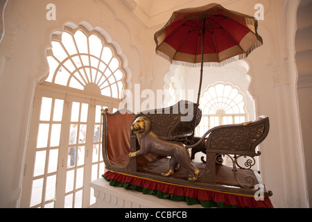 Gallerie attorno Shringar Chowk presentano howdahs elefante e Royal palanquin raccolta, all'interno di Forte Mehrangarh, Jodhpur, India. Foto Stock