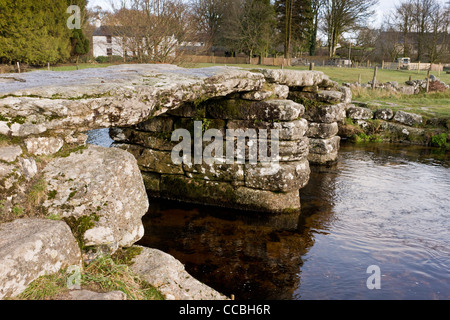 Battaglio medievale ponte, costruito da lastre di granito, oltre il Cherry Brook presso Postbridge; Dartmoor Devon. Foto Stock