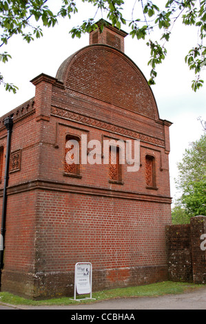 Victorian "Massey la follia dell' edificio in mattoni di Thomas Hackett Massey, Rettore di Farringdon, Hampshire, Inghilterra, costruito 1875-1925 Foto Stock