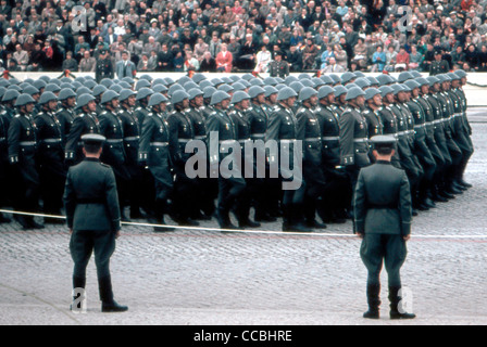 Parata militare dell'esercito popolare nazionale NVA della RDT 1960 a Berlino Est. Foto Stock