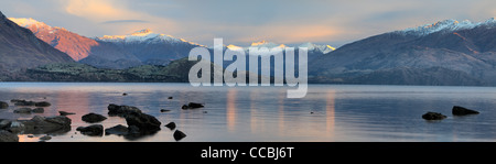 Mattina twilight oltre il lago Wanaka e le vette innevate delle Alpi meridionali, Wanaka, Otago, Nuova Zelanda Foto Stock