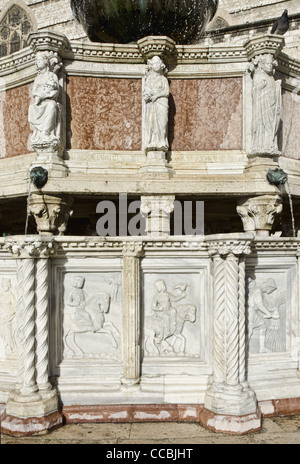 Dettaglio della Fontana Maggiore (Fontana Maggiore), Perugia, Italia centrale. Foto Stock