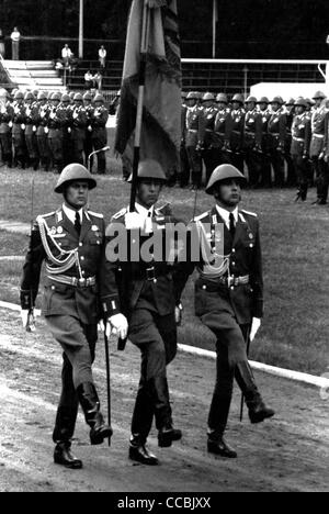 Cerimonia militare per alumni degli ufficiali Highschool di l'esercito popolare nazionale NVA della RDT. Foto Stock