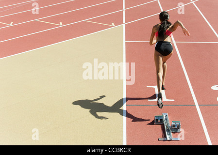 Femminile sulla via, vista posteriore Foto Stock