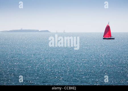 Barca a vela al largo di Belle-Ile-en-Mer, Morbihan, in Bretagna, Francia Foto Stock